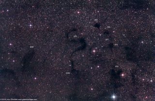 Nebula Gelap Meluncur di Langit