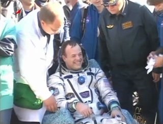 Soyuz Undocks من المحطة والأراضي بأمان