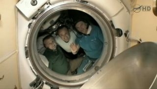 Soyuz se desacopla de la estación, aterriza con seguridad