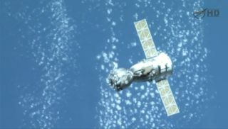 „Sojuz Undocks“ iš stoties, saugiai nusileidžia