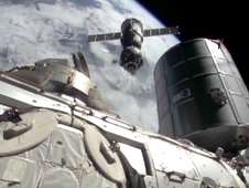 Soyuz desenrola-se da estação, aterra com segurança