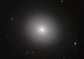 Vue d'Hubble d'une galaxie elliptique géante