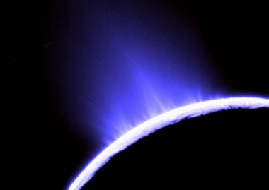 Enceladusest pärit jää pritsimine