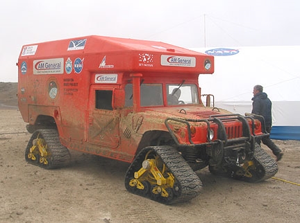 MARS-1 Humvee Rover kommt auf Devon Island an