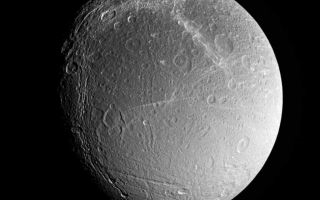 Streifen über Dione