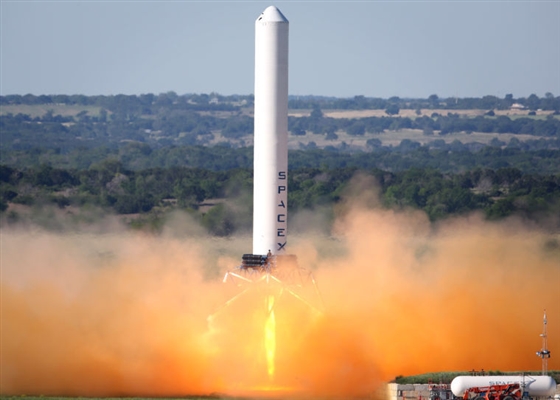 SpaceX heinäsirkka lentää korkealle