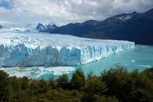 Les glaciers accélèrent lorsque la glace se brise