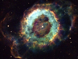 Hubble Images la petite nébuleuse fantôme