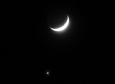 Venus lodert neben dem Mond