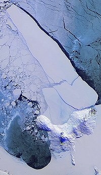 جبل جليدي عملاق في مسار التصادم