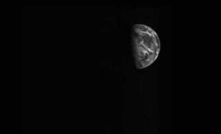 Japanische Raumschiffbilder Erde und Mond auf Vorbeiflug