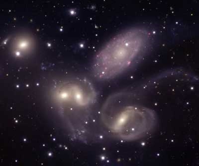 Zwillinge sehen Galaxien in einem königlichen Rumpeln