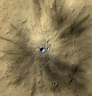 Frischer Krater auf Rhea
