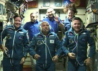 Nueva tripulación bienvenida a bordo de la estación espacial