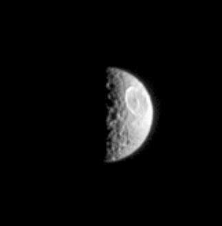 Widok Mimas w świetle ultrafioletowym