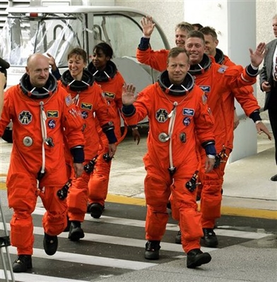 أعلن رواد الفضاء عن STS-121