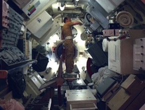 Des astronautes installent des boucliers anti-débris sur la station