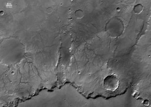 الحفرة المتآكلة بشدة على سطح المريخ