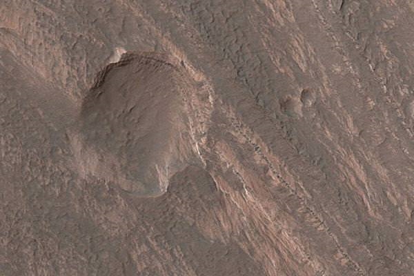 Cráter muy erosionado en Marte