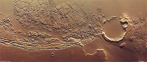Cratera fortemente erodida em Marte