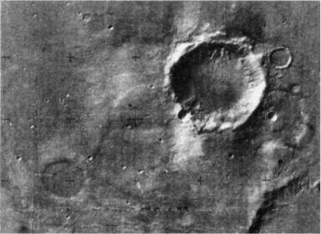Сильно разрушенный кратер на Марсе