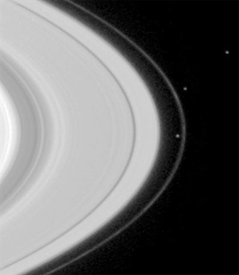 Cassini sieht Hirtenmonde
