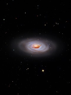 Pozadina: Hubbleov pogled na M64