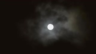 Une lune dans la lumière, une dans l'obscurité