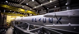 Guarda SpaceX lanciare un satellite e lanciare un razzo oggi!
