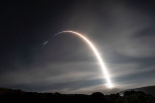 SpaceX üritab pühapäeval katsetada 1. lääneranniku Falcon 9 raketi maandumist