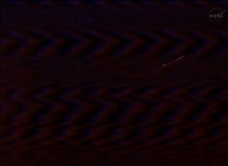 Vaizdo įraše rodomas retas vaizdas į Sojuz kapsulę, grįžtančią į žemę