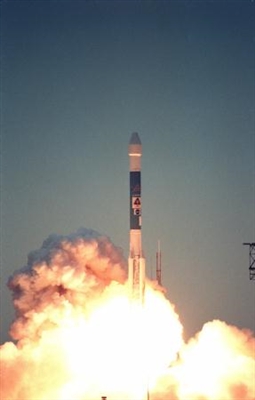 Delta II startet Experiment zur Mikrosatellitentechnologie