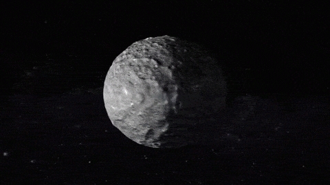 Lidojiet pāri Vesta kraterētajam reljefam ar rītausmu
