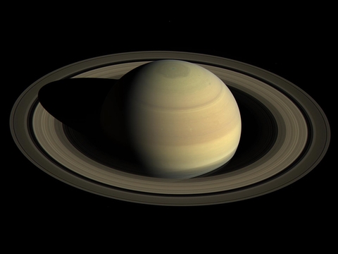 Saturns krāsainā krāsā