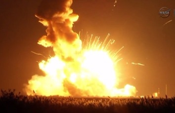 PERKĖLIMAS: „Antares“ raketa sprogo „Liftoff“