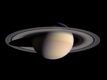 Hintergrundbild: Näher am Saturn