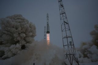 Proton lança satélite de comunicações russo