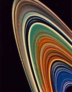 Encelade au-dessus des anneaux de Saturne