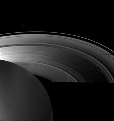 Encelado sopra gli anelli di Saturno