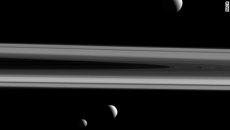Encélado acima dos anéis de Saturno