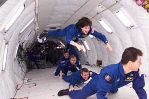 Pourquoi les astronautes sont-ils en apesanteur dans l'espace?