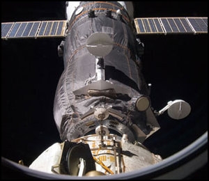Progress Docks med International Space Station