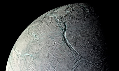 Falten auf der Oberfläche von Enceladus