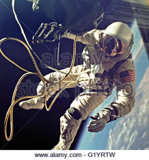 Astronauten absolvieren den ersten Weltraumspaziergang