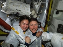 Los astronautas completan la primera caminata espacial