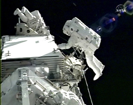 Les astronautes terminent la première sortie dans l'espace