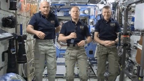 اثنان من رواد الفضاء يذهبون للمشي في الفضاء