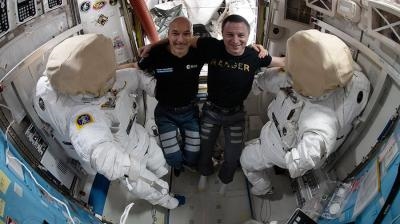 Dos astronautas van a dar un paseo espacial