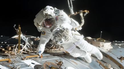 Due astronauti vanno per una passeggiata spaziale
