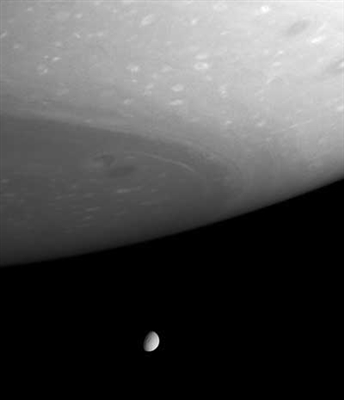 Tetis cuelga bajo Saturno